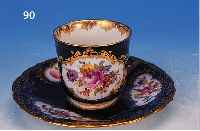 TASSE MIT UNTERTASSE, MEISSEN, UM 1860-80, PORZELLAN, KOBALTBLAUER FOND, SEHR SCHöNE BLUMENMALEREI VON BESTER QUALITäT, TASSE MIT EINER, ...