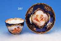 TASSE MIT UNTERTASSE, MEISSEN, UM 1860/80, PORZELLAN, KOBALTBLAUER FOND, QUALITäTVOLLE BEMALUNG, TASSE UND UNTERTASSE MIT JE EINER KARTUSCHE, ...