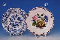 TELLER, MEISSEN, UM 1840-50, PORZELLAN, BUNTE BEMALUNG, GROßES BLUMENBOUQUET, RELIEF. RAND, ROCAILLEN, GOLDSTAFFAGE, DIESE MIN. BER., D. 21 ...