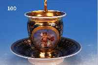 TASSE MIT UNTERTASSE, PARIS, UM 1820, PORZELLAN, KOBALTBLAUER FOND, FEINE BUNTE BE- MALUNG, IN DREI OVALEN KARTUSCHEN QUALITäT- VOLLE ...
