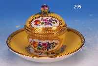 KL. DECKELTASSE, MEISSEN, UM 1860-80, PORZELLAN, ZITRONENGELBER FOND, DREI KAR- TUSCHEN MIT BUNTER BLUMENBOUQUETMALEREI, GOLD-STAFFAGE, ...