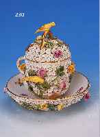 DECKELTASSE MIT UNTERTASSE, MEISSEN, UM 1860- 80, PORZELLAN, TASSE UND UNTERTASSE MIT KLEINEN BLüMCHEN IM SOG. SCHNEEBALLDEKOR BE- SETZT, DREI ...