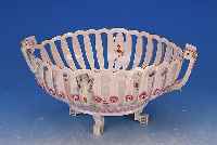 KORBSCHALE, MEISSEN, UM 1840-60, PORZELLAN, WANDUNG IN DURCHBRUCHARBEIT, BESETZT MIT PLAS-TISCHEN ROSENKNOSPEN, INNEN BUNTE BEMALUNG ...