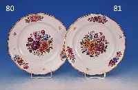 ZIERTELLER, MEISSEN, UM 1840, PORZELLAN, SCHöNE BUNTE BLUMENBEMALUNG, MITTIG GROßES BOUQUET, AUßEN DREI KLEINERE, GOLDSTAFFAGE, DIESE AM ...