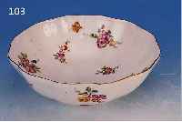 SCHALE, SEVRES, 1762, PORZELLAN, FEINE BUNTEBEMALUNG INNEN UND AUßEN, DARST. KLEINER BLU- MENBOUQUETS, STREUBLüMCHEN U. SCHMETTERLING, GOLDRAND, ...