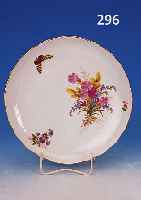 RUNDE PLATTE, MEISSEN, 1. HäLFTE 20. JH., PORZELLAN, FEINE BUNTE BEMALUNG, DARST. EINES FRüHLINGSBOUQUETS, STREUBLüMCHEN UND SCHMET- TERLINGS, ...