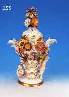 PRUNKVASE, MEISSEN, UM 1860-80, PORZELLAN, REICH MIT PLASTISCHEN BLUMEN, BLäTTERN UND OBST APPLIZIERT, FLANKIERT VON ZWEI ...