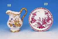 KLEINER TELLER, MEISSEN, UM 1760, PORZELLAN,PURPURFARBENE BEMALUNG VON INDIANISCHEN BLU- MEN, GOLDSTAFFIERT, L. BER., D. 13 CM, AM RAND MIN. ...