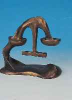 FLöHRL, HUBERT, WAAGE, BRONZEGUß, MONOGR., H. CA. 15,5 CM, B. CA. 18 CM