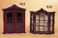 WANDSCHRäNKCHEN, UM 1890/1900, MAHAGONIFARBEN GEBEIZTES HOLZ, VERSPROSST VERGLAST, ZWEI BöDEN, CA. 63 X 50 X 15 CM