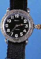 ZENITH FLIEGERARMBANDUHR SPEZIAL, SCHWEIZ UM 1930, METALL BLANC GEH., BODEN U. GLASR. GESCHR., SCHW. EMAILBL., INNENZEIGER FüR DREHB. ...