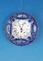WANDUHR, DT., UM 1900, ZIFFERBLATT IN TEL- LERFORM , KERAMIK MIT WINDMüHLENMOTIV U. SCHIFFFAHRTSSZENE, BREGUETZEIGER, MESSING- ...