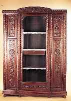 BüCHERSCHRANK, FRANKREICH, BRETONISCH, UM 1880, WOHL KASTANIE MASSIV, REICH GESCHNITZT, VERGLASTE MITTELTüR, INNENEIN- RICHTUNG, ...