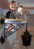 WIRTSHAUSSCHILD, DEUTSCH, UM 1880/1900, SCHMIEDEEISERN, MIT BLEIVERGLASTER LATERNE, FIGURENBEKRöNUNG AUS GETRIEBENEM EISEN, ...