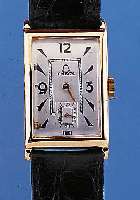 OMEGA HERRENARMBANDUHR, REF.-NR. 8968411, SCHWEIZ/DEUTSCHLAND UM 1938, GG 585/000, RECT., BODENSCHARNIER, BLATT REST., KL. SEK. TEILVERT., ...