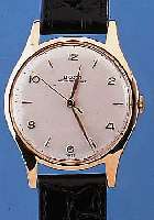 DOXA HERRENARMBANDUHR, SCHWEIZ UM 1948, RG 585/000, BODEN GEDR., BLATT REST., RUNDANKER- W., 17 ST., HANDAUFZUG, SCHR.-UNR., FLACH- SPIR., NOCH ...