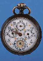 OFFENE HERRENTASCHENUHR VOLLKALENDER INCLUSI- VE MONDPHASE, SCHWEIZ UM 1902, BRüN. STAHL- GEH., EMAILBL. RISS., VOLLKALENDERANZ. INCL. MONDPHASE ...