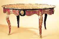 TISCH, FRANKREICH, UM 1870, HOLZ EBONISIERT,IN BOULLE-TECHNIK REICH INTARSIERT, SCHILD- PATT UND MESSING IN FLORALEM DEKOR MIT VASEN U. ANTIKEN ...