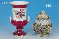 DECKELDOSE, UM 1900, PORZELLAN, APPLIZIERTER BLUMEN UND BLäTTERDEKOR, LEICHT BEST., H. 9.5 CM