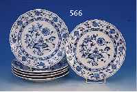 SECHS TELLER, MEISSEN, UM 1890, PORZELLAN, BLAUE BEMALUNG UNTER DER GLASUR, ZWIEBELMUS- TER, D. 25 CM