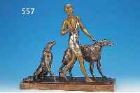 RICHé, LOUIS, 1877- 1949, DAT. 42, BRONZE, 55 X 61 CM, JUNGE FRAU MIT ZWEI WINDHUNDEN, SIGNIERT UND DATIERT, PATINIERT, SAMMELWüRDIG