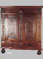 BAROCKSCHRANK, DEUTSCH, UM 1740-60, EICHE MASSIV, FRONT REICH GESCHNITZT, ZWEI AUFGESETZTE SCHNITZEREIEN, ZWEI SOCKELSCHüBE, KOPFLEISTE, ...