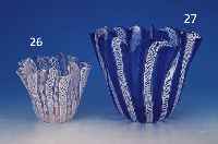 TASCHENTUCHVASE, MURANO, 50ER J., FARBL. GLAS, ROSEFARBENE SPIRAL- UND WEIßE GITTEREIN-SCHMELZUNGEN, H. CA. 16 CM