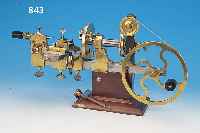 UHRMACHER-WERKZEUG, KLAMMERDREHBANK, SOG. BURIN FIXE, UM 1870/80, EXTRAGROßE AUSFüH- RUNG, ORIGINAL HOLZSOCKEL, MESSING/BRONZE/ STAHL, ...