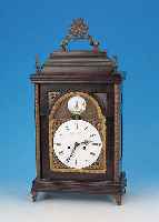 DEUTSCHE TISCHUHR, SPäTBAROCK, UM 1800, EDELHOLZGEHäUSE MIT PROFILIERTEN GIEBEL, DREI-SEITIG VERGLAST, VERZIERTER MESSIGGUßGRIFF,- FüßE, ...