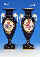 VASE, MEISSEN, 20. JH., 2. WAHL, PORZELLAN, KOBALTBLAU GLASIERT, H. CA. 25 CM, IN GOLDGERAHMTER KARTUSCHE BUNTE BLUMENMALE- REI, ...