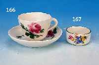 ZWEI TASSEN MIT UNTERTASSEN, MEISSEN, UM 1900, PORZELLAN, 1 X MIT WEINLAUBDEKOR H. CA. 6 CM, 1 X MOKKATASSE MT UNTERTASSE, 2. WAHL, ...