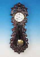 WANDUHR, LENZKIRCH, UM 1875, GESCHNITZTES GEHäUSE IN VIOLINENFORM, UMRANGT VON BLATT- ORNAMENTIK, Z. T. IN DURCHBRUCHARBEIT, GIEBEL-BEKRöNUNG ...