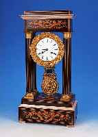 PORTALUHR, FRANKREICH, UM 1870/80, HOLZ- GEHäUSE MIT BLATT- UND BANDORNAMENTIK MARKE- TIERT, VIER VOLLSäULEN, BASEN-KAPITELLE - LüNETTE ...