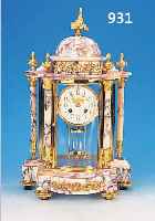 PENDULE, FRANKREICH, UM 1920, GESCHWUNGENES,GEäDERTES MARMORGEHäUSE IN FORM EINES BAROCKENVORBAUS, VIER MARMORSäULEN, VIER VERZIERTE FüßE ...