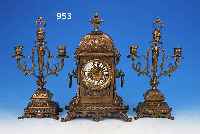 KAMINUHR MIT ZWEI BEISTELLERN, FRANKREICH, UM 1880, VERZIERTER MESSINGGUß, HISTORISMUS, ZWEI DREIFLAMMIGE KERZENBEISTELLER, GLASDECKELVORN UND ...