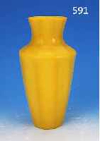 VASE, CHINA, 20. JH., TIEFGELBES PEKINGGLAS,SCHLANKE FACETT. FORM, DIE WANDUNG VON UNTEN NACH OBEN LEICHT ANSTEIGEND, DIE SCHULTER EIN-GEZOGEN UND ...