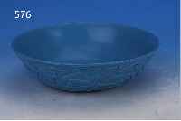 SCHALE, CHINA, UM 1900, HELLBLAUES PEKING- GLAS, LEICHT GESCHWUNGENE WANDUNG, AUßEN VER- ZIERT, RELIEF. DEKOR VON UMLAUFENDEN LOTUS- RANKEN, D. ...