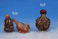 KONV. ZWEI SNUFFBOTTLES, 20. JH., HELLER ACHAT MIT BRAUNEN U. ORANGEFARB. EINSCHLüSSEN,FEIN GESCHNITTEN, JE EIN KLEINER FISCH MIT ...