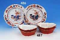 VIER SCHALEN, JAPAN, UM 1910, PORZELLAN, AUßEN ROT STAFFIERT, MIT GOLD- MALEREI, 1 X HAARRISSIG, L. 18 CM