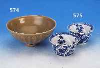 ZWEI KOPPCHEN, CHINA, UM 1740, PORZELLAN, BEMALT, MIN. BEST., H. 12 CM