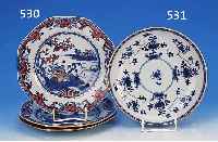 DREI TELLER, CHINA, UM 1760, PORZELLAN, REICH BEMALT, D. 22.5 CM, EIN TELLER AM RAND BEST.