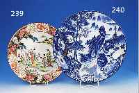 GROßER TELLER, JAPAN, UM 1900, PORZELLAN, BEMALT, FIGURENDARSTELLUNG, D. 38.5CM