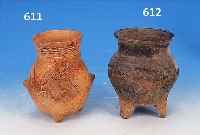 BAUCHIGES GEFäß, CHINA, SHANG-DYNASTIE, 1523-1028 V.CHR., GRAUER SCHERBEN, SCHWARZ- BRAUNE GLASUR, AUF DREI BEINEN STEHEND, H. U. D. 14 CM
