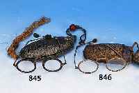 BRILLE, CHINA, UM 1880, HORNGESTELL MIT METALLBüGEL U. RUNDEN CLIPS ALS HALTERUNG, KRISTALLGLäSER, SELTENES OVALESETUI, HOLZ ...