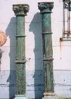 PAAR SäULEN, ENGLAND, UM 1800, HOLZ REICH GESCHNITZT AUF SANDSTEINSOCKELN, ORIGINAL FASSUNG ALTERSBEDINGT BESCH., L. JE CA. 240 CM
