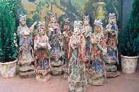 MUSIKANTENGRUPPE, CHINA, 20. JH., IM STIL DES 18. JH., HOLZ GESCHNITZT UND BUNT GEFASST, BESTEHEND AUS 8 VOLLPLASTISCHEN FIGUREN, H. JE CA. 78 CM