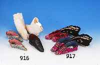 DREI PAAR SCHUHE FüR EINGEBUNDENE FüßE, CHINA: 1X LINDGRüNE SEIDE, BUNT MIT SCHMETTERLIN- GEN U. BLUMEN BESTICKT, BUNTE SOHLEN U. INNEN-FUTTER ...