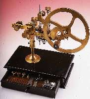 UHRMACHERWERKZEUG, RäDERWäLZMASCHINE, VER- SCH. EINSäTZE (Z.B. 24 FRäSEN M. VERSCH. MODULEN), MESSING, MASSIV, AUF SCHW. LACKIER- TEM ...