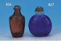 SNUFFBOTTLE, CHINA, 20. JH., BERNSTEINFAR- BENES GLAS MIT SKORPIONRELIEF, VERSCHLUß MIT JADEEINLAGE, H. CA. 7 CM