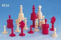 SCHACHSPIELFIGUREN, INDIEN UM 1930/40, BEIN REICH GESCHNITZT, 1 PARTIE ROT EINGE- FäRBT, VOLLSTäNDIG, FüR DEN ENGLISCHEM MARKT, IM ORIG. ...